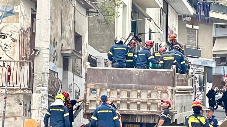 Πειραιάς: Η στιγμή που εντοπίζουν νεκρό τον 31χρονο αστυνομικό μετά την κατάρρευση του κτιρίου