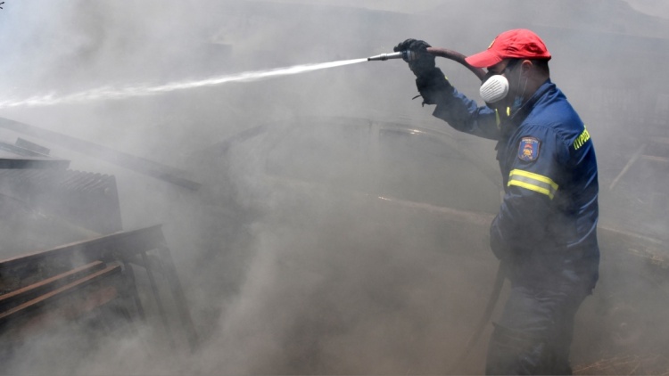 Υπό μερικό έλεγχο η πυρκαγιά σε αποθηκευτικό χώρο επικίνδυνων υλικών στο Πάνακτο Βοιωτίας 