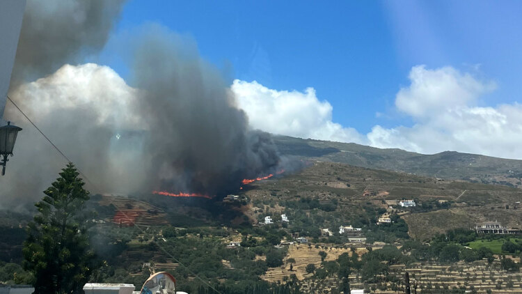 Μεγάλη φωτιά στην Άνδρο, εκκενώθηκαν τέσσερις περιοχές - Ενισχύσεις από την Αθήνα με 19 πυροσβέστες και 5 οχήματα (βίντεο)