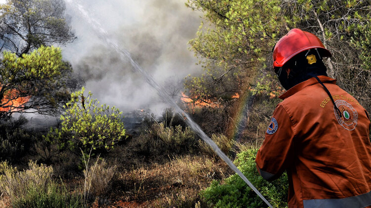 Φωτιά στη Σαλαμίνα: Yπό μερικό έλεγχο - Εστάλη 112, αποκαταστάθηκε η κυκλοφορία