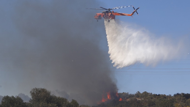 Φωτιά σε χαμηλή βλάστηση στον Ασπρόπυργο - Ρίψεις νερού από ένα ελικόπτερο