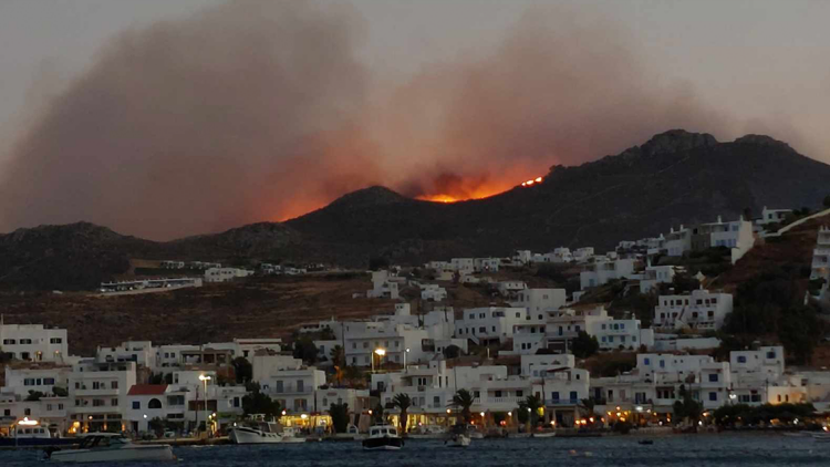 Φωτιά στη Σέριφο: Νέο μήνυμα από το «112» - Απομάκρυνση από συνολικά οκτώ οικισμούς