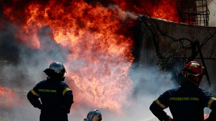 Φωτιά στον Ασπρόπυργο, διακόπηκαν δρομολόγια στον Προαστιακό