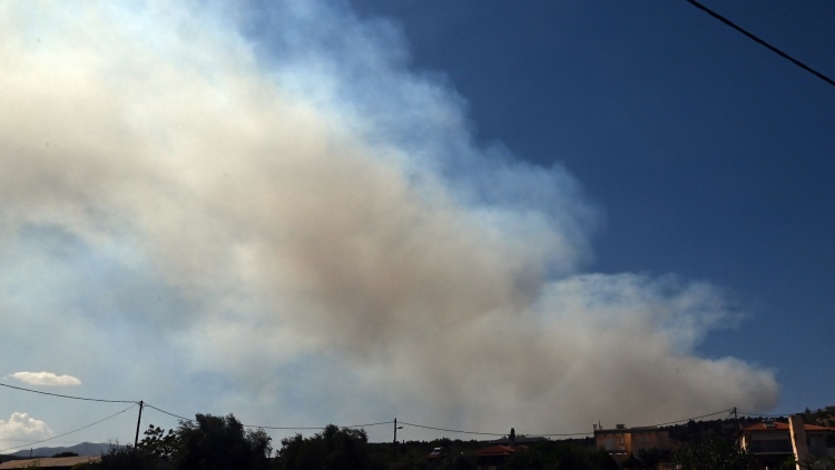 Διάσπαρτες εστίες στην Κόρινθο, έσβησε η φωτιά στην Ξάνθη