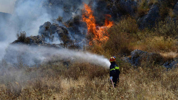 Αρκαδία: Δεν απειλεί οικισμούς η φωτιά στο Καστράκι - Συνεχίζεται η μάχη με τις φλόγες