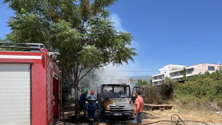 Καλαμάτα: Φωτιά σε οικόπεδο πίσω από το Δημαρχείο