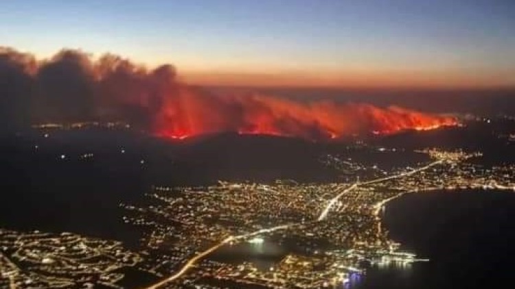 Φωτιά στην Αττική: Τεράστιο το μέτωπο - Δείτε φωτογραφίες από αεροπλάνο