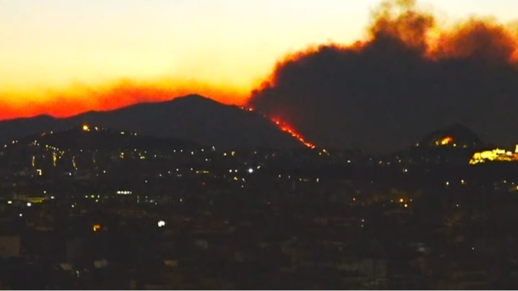 Φωτιά στην Αττική:  Στο Πεντελικό όρος η πυρκαγιά, εκκενώνονται 2 νοσοκομεία - Με 29 εναέρια η μάχη, αγωνία για τους ανέμους