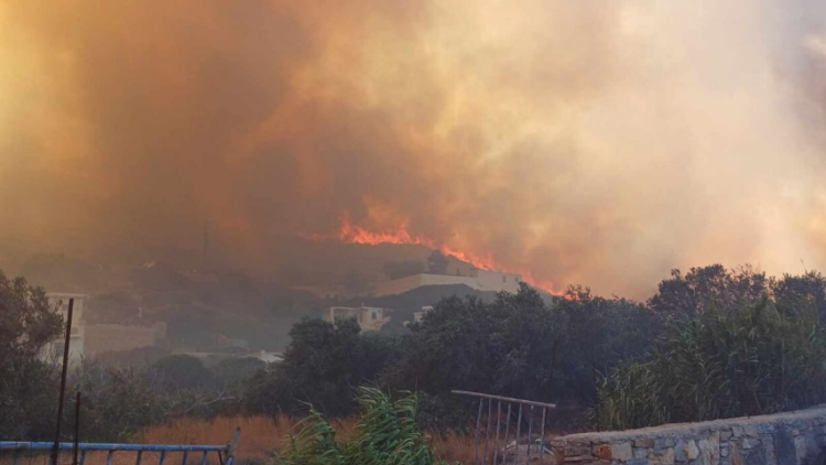 Καλύτερη η εικόνα της φωτιάς στους Φούρνους Ικαρίας - Ισχυροί άνεμοι δυσχεραίνουν το έργο της πυροσβεστικής