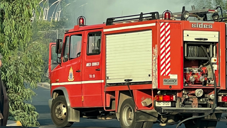 Υπό έλεγχο η φωτιά στο Μαρούσι - Σηκώθηκαν δύο ελικόπτερα 