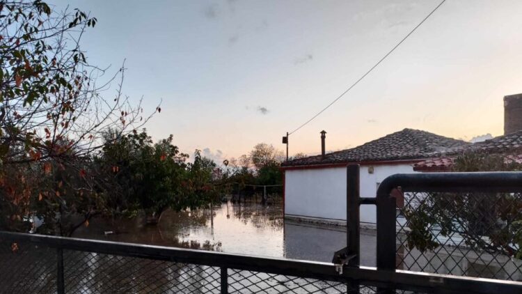 Κομοτηνή: Πλημμύρισαν οι δρόμοι στον Πολύανθο - Κάτοικοι εγκλωβίστηκαν στα σπίτια τους