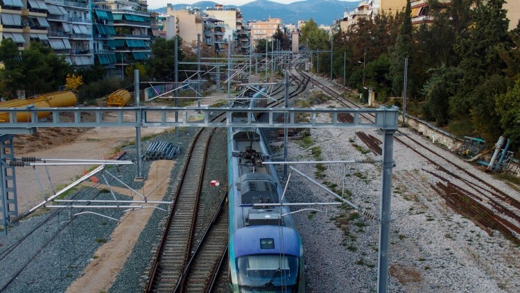 Τρένο προσέκρουσε σε πεσμένα δέντρα μεταξύ των σταθμών Σφενδάλης και Αφιδνών