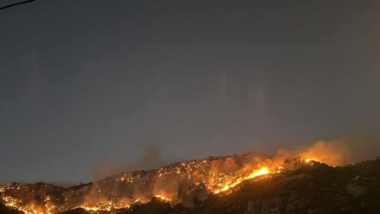 Κλειστά θα παραμείνουν και αύριο όλα τα σχολεία στο Ξυλόκαστρο λόγω της φωτιάς