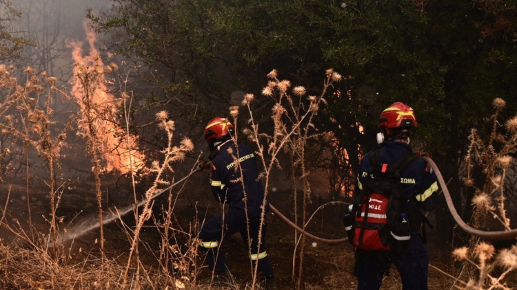 Μάχη τη νύχτα με τις διάσπαρτες εστίες στην πυρκαγιά στο Ξυλόκαστρο 