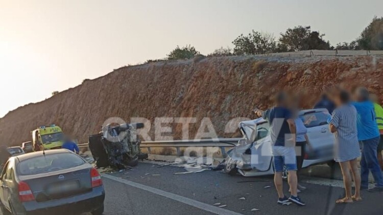 Κρήτη: Μία νεκρή έπειτα από σφοδρή μετωπική σύγκρουση οχημάτων στον ΒΟΑΚ - Δείτε φωτογραφίες