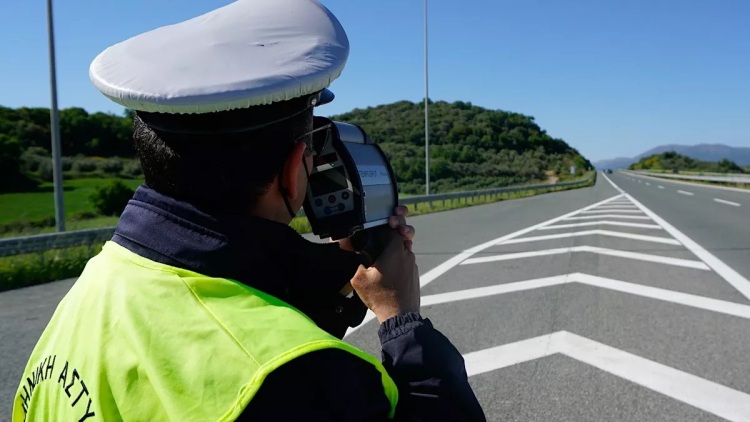 Ετσι κάνουν αόρατες τις πινακίδες τους απο τα ραντάρ (video)