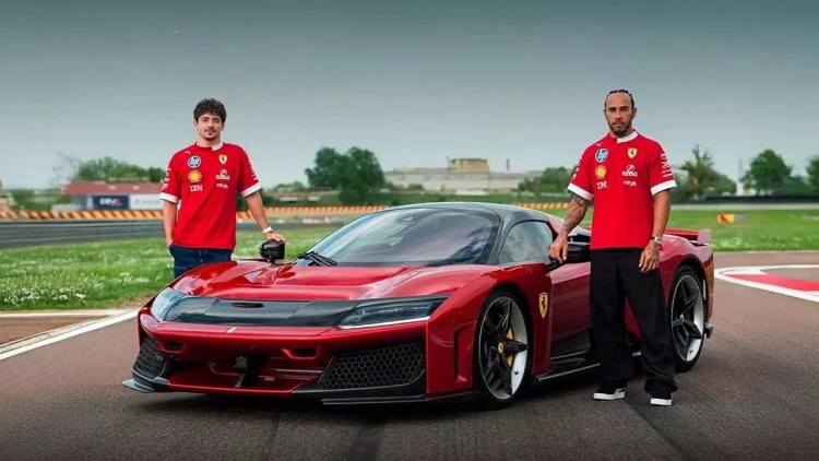 Χάμιλτον: Αυτό είναι το πιο γρήγορο αυτοκίνητο που οδήγησα ποτέ (+video)