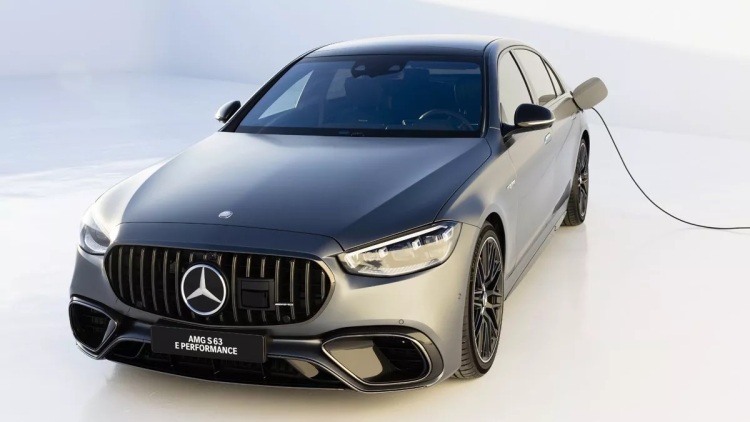 Κράζουν υπουργό γιατί κυκλοφορεί με αυτοκίνητο 670.000 ευρώ
