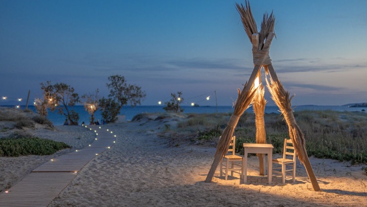 
Νίκος-Μαρία: H άγνωστη ιστορία της θρυλικής ταβέρνας της Νάξου που τάιζε τους χίπις του νησιού
