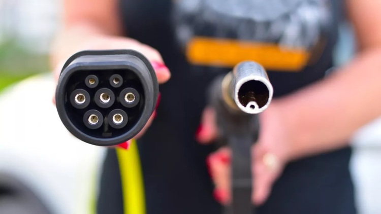 Ο Έλληνας που σώζει τα βενζίνης και diesel αυτοκίνητα