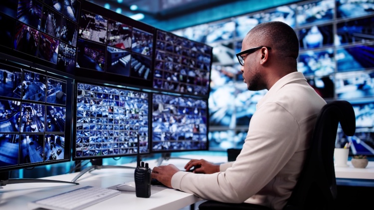 «Σας τα παρακολουθούμε όλα…»