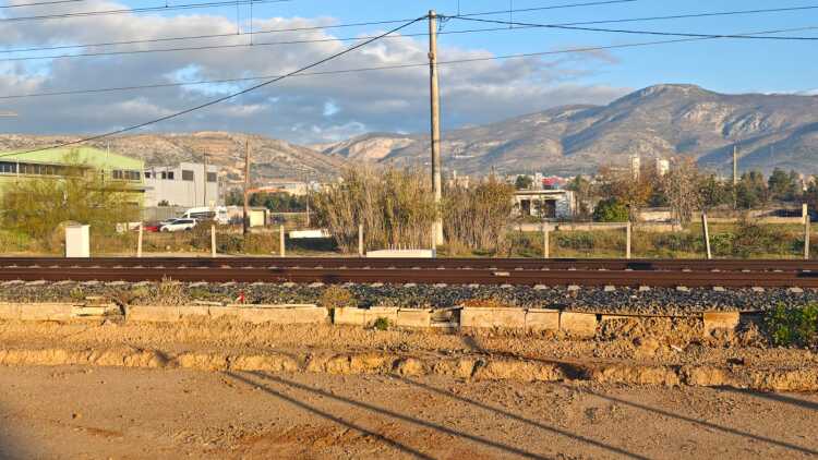 Τραγωδία στα Άνω Λιόσια: Νεκρός άνδρας που παρασύρθηκε από συρμό του Προαστιακού, πέρασε από σημείο χωρίς διάβαση