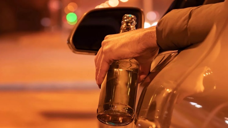 Μεθυσμένη πήρε σβάρνα 15 αυτοκίνητα και ένα περίπτερο - Video