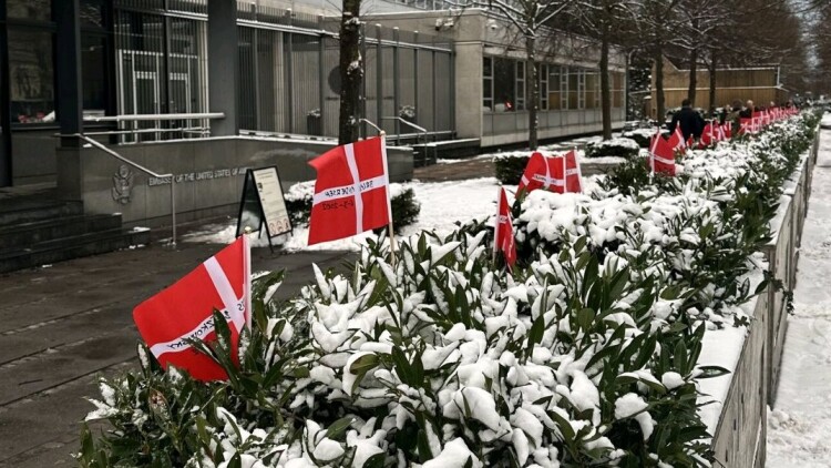 Οργή βετεράνων πολέμου στη Δανία γιατί η πρεσβεία των ΗΠΑ στην Κοπεγχάγη αφαίρεσε σημαίες προς τιμή πεσόντων στρατιωτών
