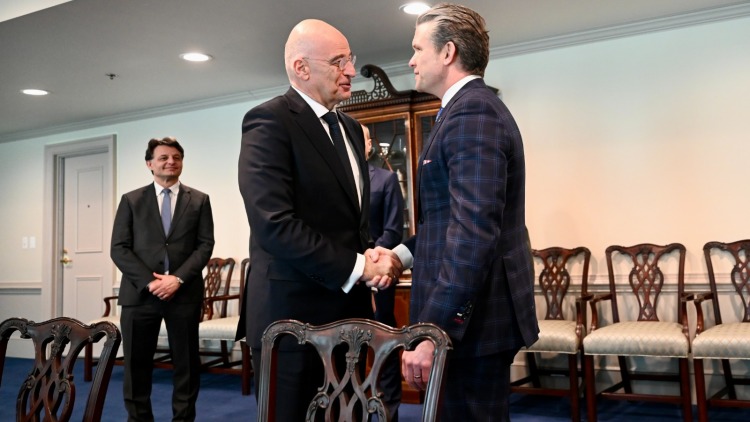 Πρόσκληση Δένδια στον Χέγκσεθ να επισκεφθεί την Ελλάδα, συζήτησαν για τα F-35 
