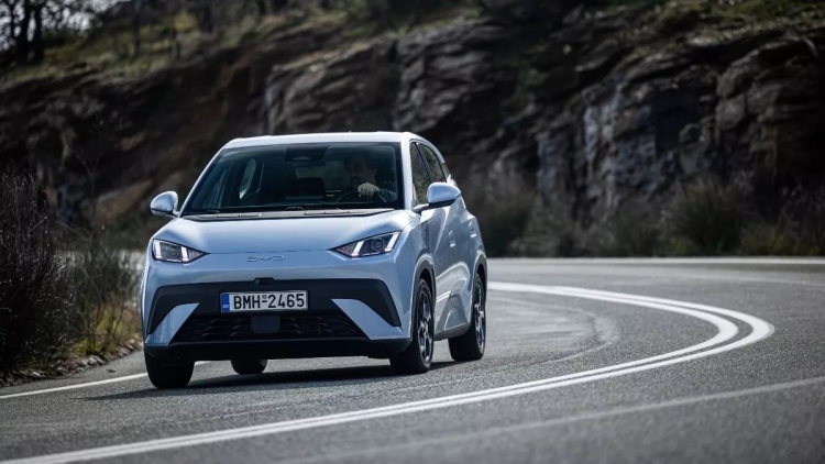 Δοκιμάζουμε το πιο οικονομικό BYD Dolphin Surf