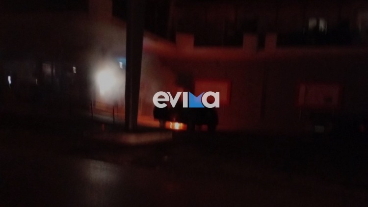 Χαλκίδα: Σταθμευμένο ΙΧ μέσα σε σούπερ μάρκετ τυλίχθηκε στις φλόγες