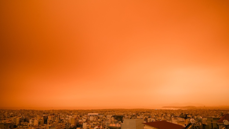 Ερχεται κύμα αφρικανικής σκόνης: Τι πρέπει να προσέξουν οι ιδιοκτήτες αυτοκινήτων και τι να κάνουν