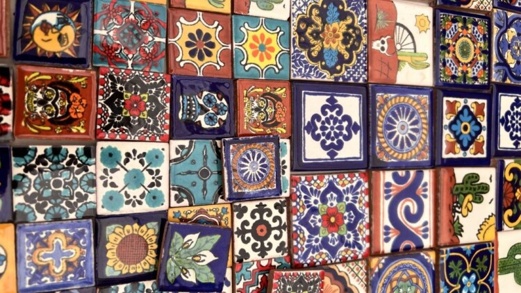 Η σχεδιάστρια Andria Mitsakos εξηγεί πώς ξεχωρίζουμε το αυθεντικό ταξιδιωτικό ενθύμιο από το τυποποιημένο σουβενίρ