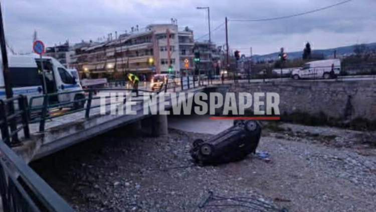 Αυτοκίνητο στον Βόλο έπεσε σε χείμαρο και προσγειώθηκε με τον ουρανό 
