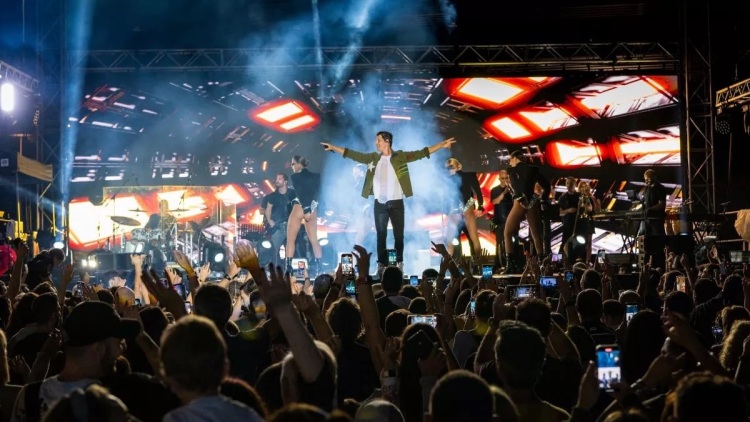 Video: Ο Σάκης Ρουβάς έχει άκυρα πράγματα στο αυτοκίνητο του...