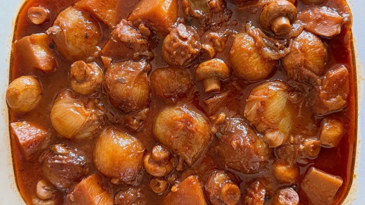 Νηστίσιμο στιφάδο με μανιτάρια και κρεμμύδια