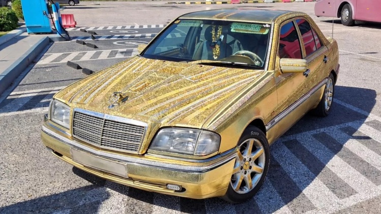 Και όμως στην Ελλάδα κυκλοφορεί η χρυσή Mercedes