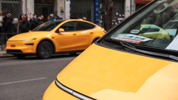 VIDEO: Πορεία ταξιτζήδων κατά της ηλεκτροκίνησης με ηλεκτρικό