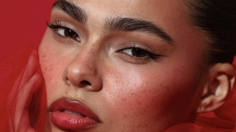 Κόκκινο ρουζ: Η απόχρωση που φαίνεται τρομακτική αλλά ταιριάζει σε όλες
