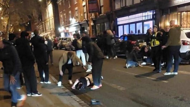 Αυτοκίνητο έπεσε σε πεζούς στο Ντέρμπι της Βρετανίας - Πολλοί τραυματίες, συνελήφθη ο οδηγός