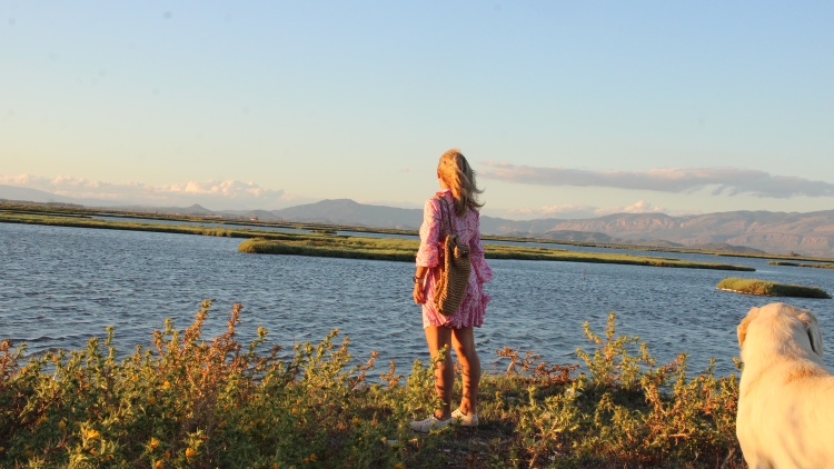 «Μια εμπειρία που δύσκολα συναντά κανείς αλλού στην Ελλάδα»: Η Μαρία Πολύζου γράφει για τη Λιμνοθάλασσα Μεσολογγίου