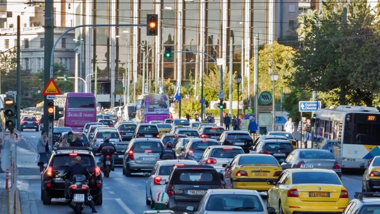 Βενζίνη – diesel οχήματα: Πρέπει να ανησυχούν οι 5,5 εκατομμύρια κάτοχοί τους;