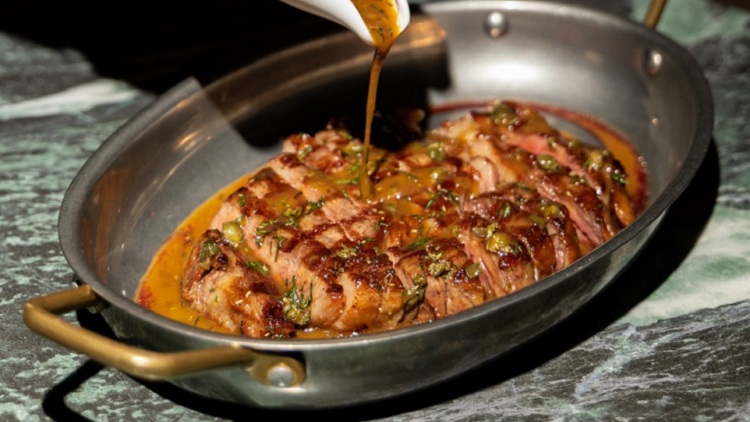 Lalane: Σε μια brasserie στο Μαρούσι για rib eye με βουτυράτη σάλτσα και παέγια με παπαρδέλες