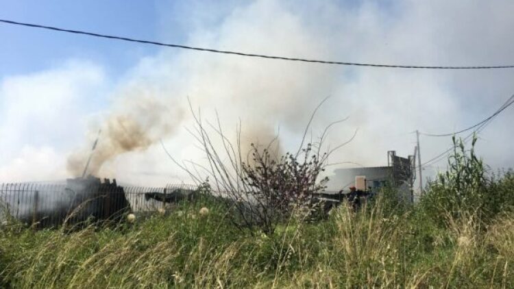 Φωτιά τώρα σε μάντρα οικοδομικών υλικών στη Νέα Είσοδο Καλαμάτας, δείτε βίντεο