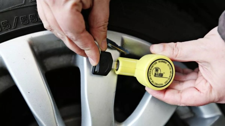 Αστυνομία: Ξεφουσκώνουν τα λάστιχα μέχρι να πληρώσουν τα χρέη τους