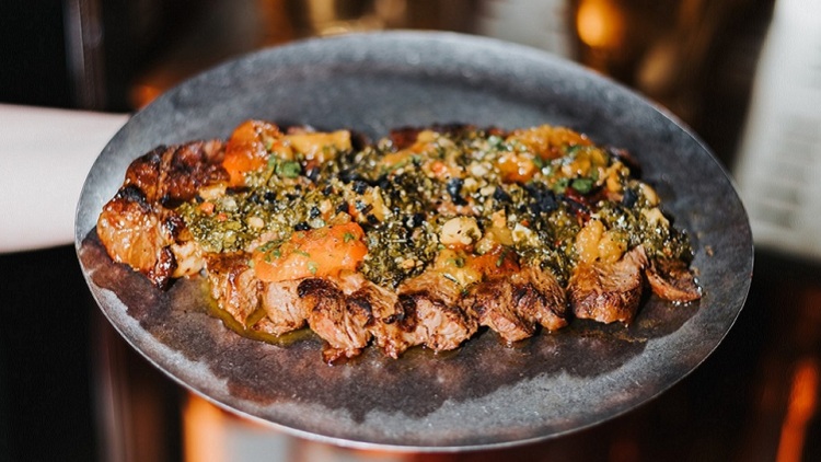 Sync: Για cocktails, ζυμωτό ψωμί, iberico στον ξυλόφουρνο και ρυζόγαλο με ροδάκινο