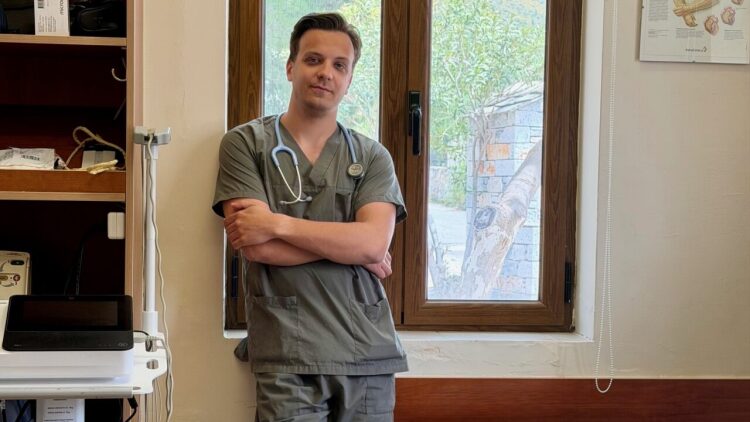 Ο 26χρονος Χρήστος αισθάνεται τυχερός που κάνει το αγροτικό του στη Μάνη, τι λέει στο ygeiamou