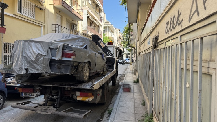 Περίπου 1.200 εγκαταλελειμμένα οχήματα απομακρύνθηκαν σε 1,5 χρόνο από τη Θεσσαλονίκη