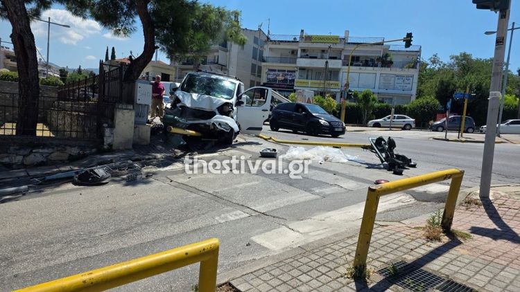 Σοβαρό τροχαίο στην Πυλαία: Φορτηγό έχασε τα φρένα του και καρφώθηκε σε βανάκι που προσέκρουσε σε φανάρι, δείτε φωτογραφίες