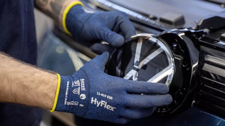 Ξηλώνουν τα σήματα της Volkswagen από τα αυτοκίνητα